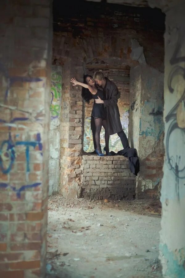 фотосессия в заброшенном доме. люди в заброшенном доме. фотосессия на заброшенном заводе. фотосессия в заброшенном доме. люди в заброшенном доме.