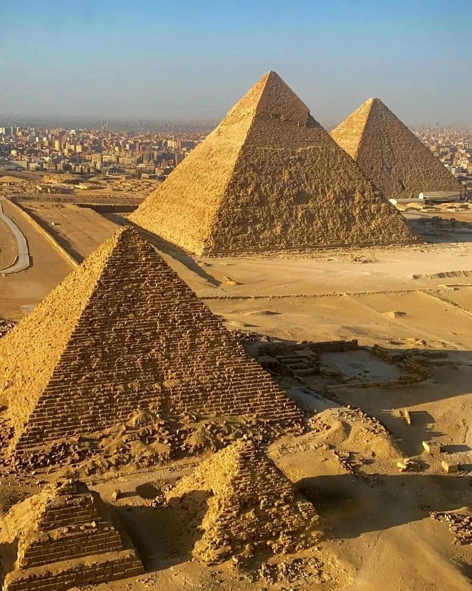 Misr piramidalari haqida. Пирамиды Гизы (Каир). Пирамида Хеопса Каир. Пирамида Гиза Египет. Пирамиды на плато Гиза.
