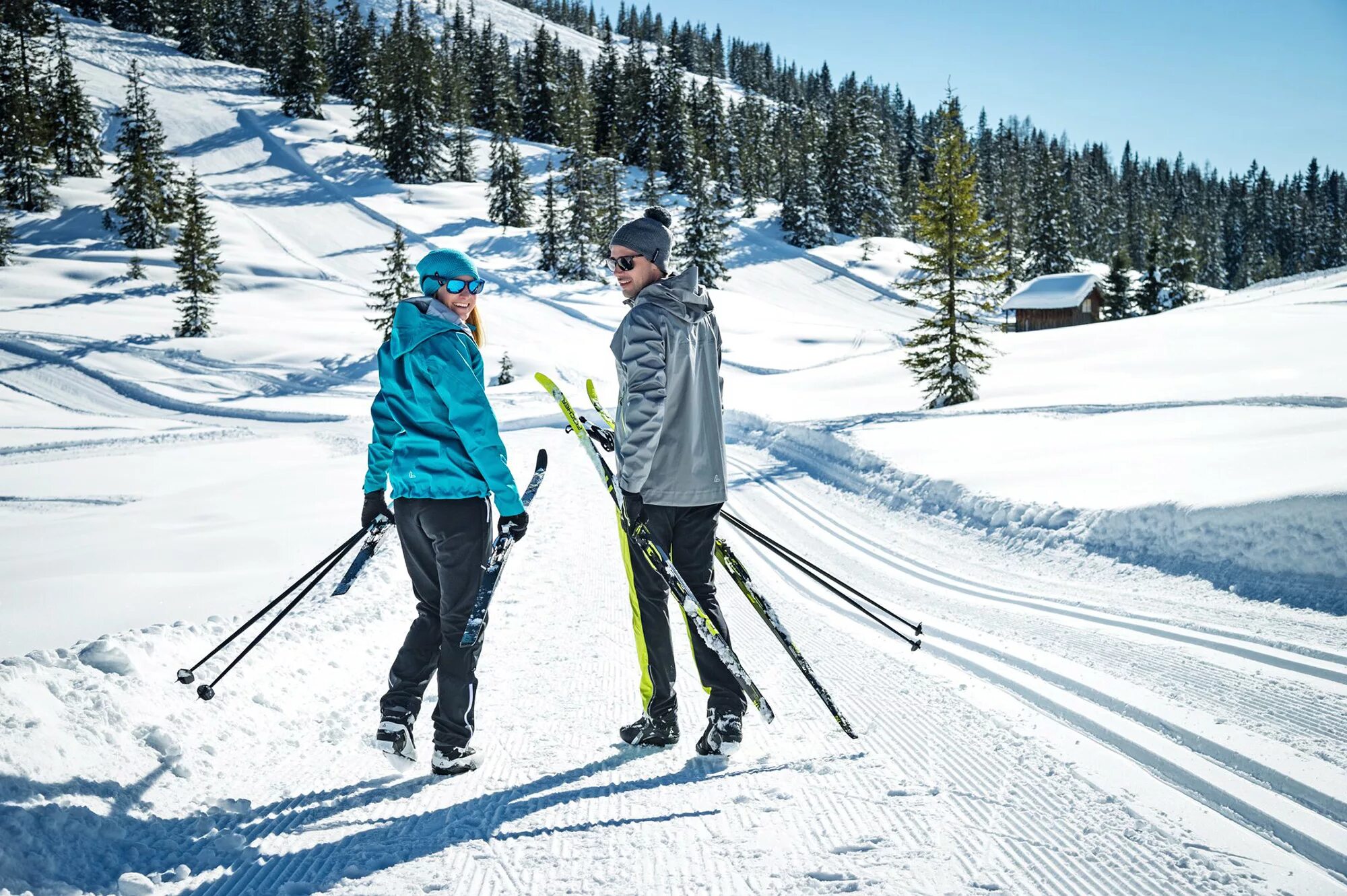 Skiing cross country skis. Лыжи. На лыжах в лесу. Лыжная прогулка. Прогулка на лыжах.