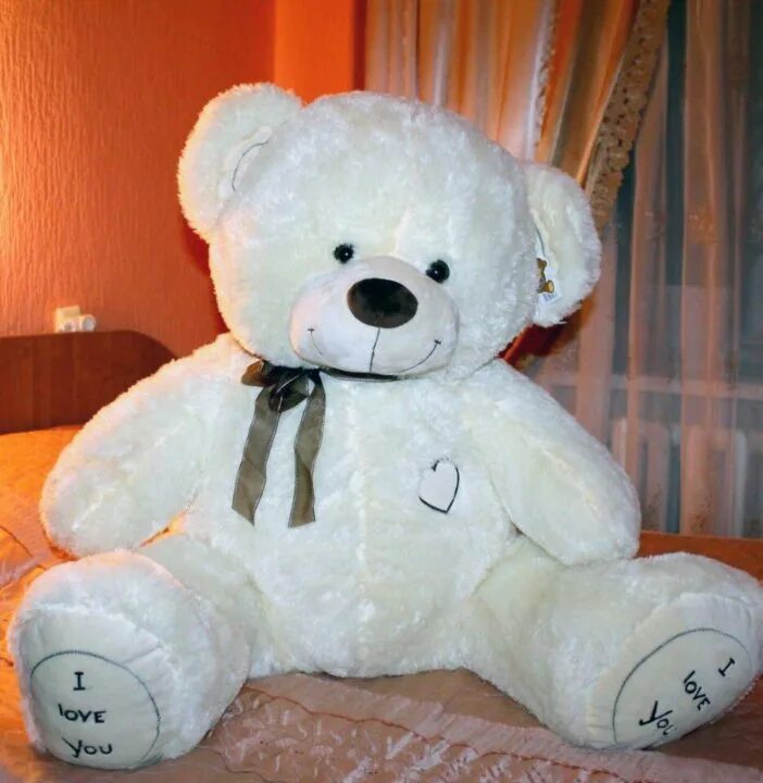 большие плюшевые игрушки. российские мягкие игрушки. мягкие игрушки медведи в комнате. медведь мягкая игрушка на диване. мягкая игрушка медведь большой.