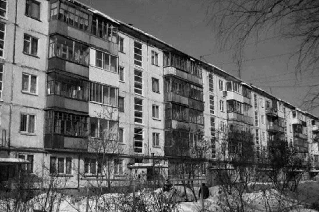 многоэтажный дом. черно белые хрущевки. страшный вид из окна. нью йорк спальные районы гетто. депрессивный вид из окна в россии.