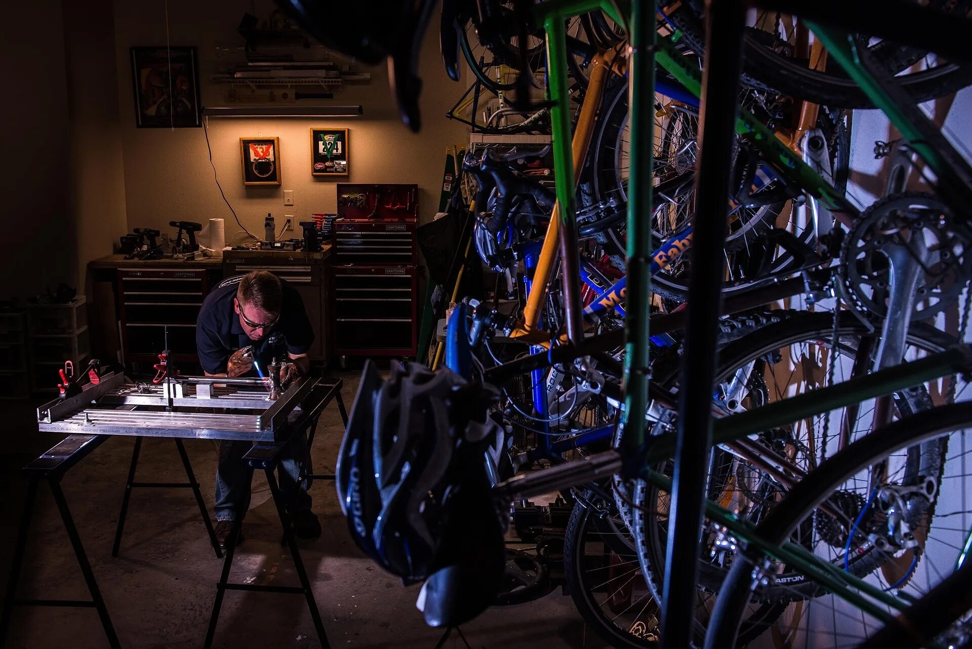 Bike mechanic. Мастерская велосипедов. Комната велосипедиста. Райдер Веломастерская. Bicycle Workshop.