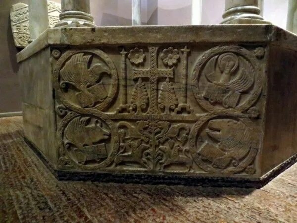 Алтарь короля бога. Плита епископа зигуальда из чивидале (762-776, чивидале, museo christiano). киворий зигуальда. плита зигуальда из баптистерия в чивидале. алтарь герцога ратхиса.