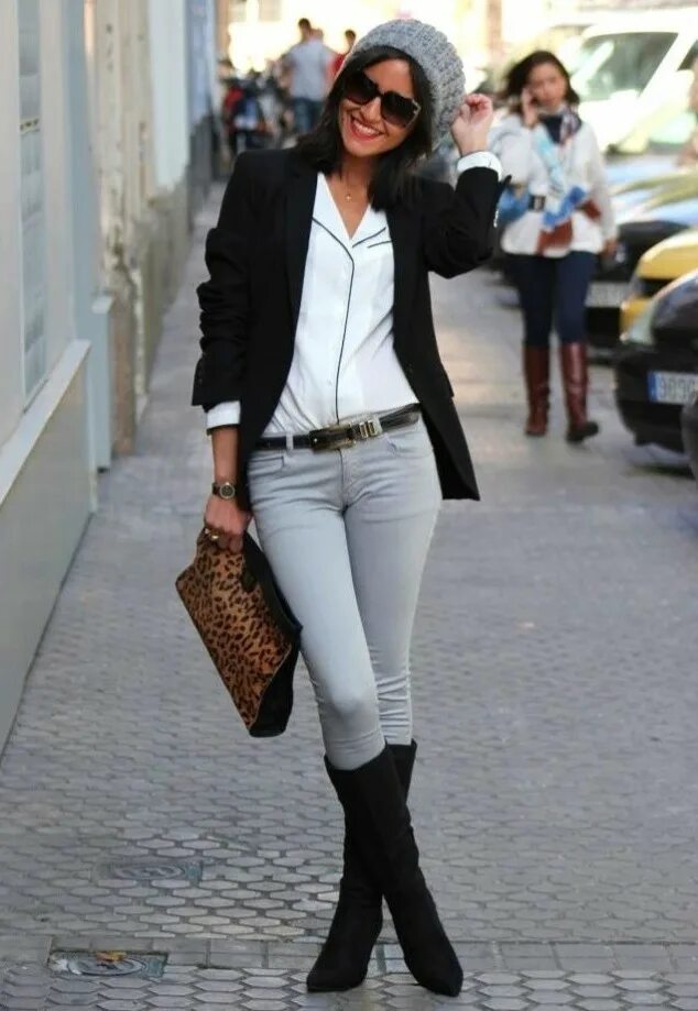 Черное пальто и белые брюки. Серый пиджак с джинсами женский. Модные Луки с серым пиджаком. Серый пиджак женский и джинсы образы. Повседневный стиль дерби для женщин.
