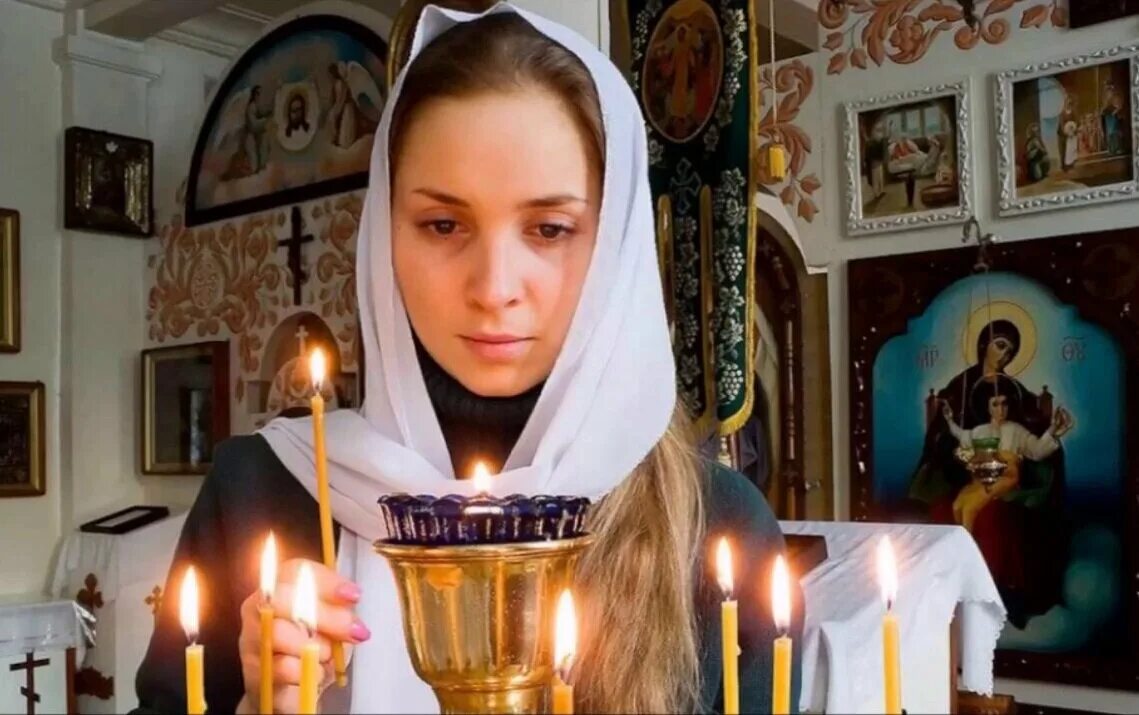 ребенок со свечой в храме. свечи в храме. свеча за здравие в церкви. девушка в церкви со свечой. сходить в церковь свечку.