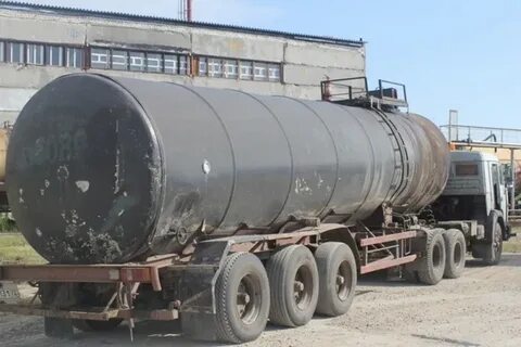 Цистерне заполненной нефтью