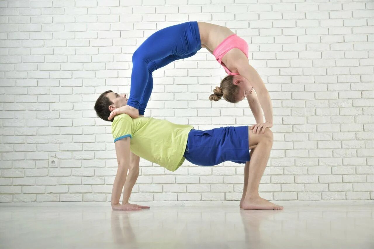 Йога для 2. Парная йога для детей 12 лет. Парная йога для детей 5 и 13 лет. Парная йога для начинающих детей девочек. Парная йога для детей 10 лет.