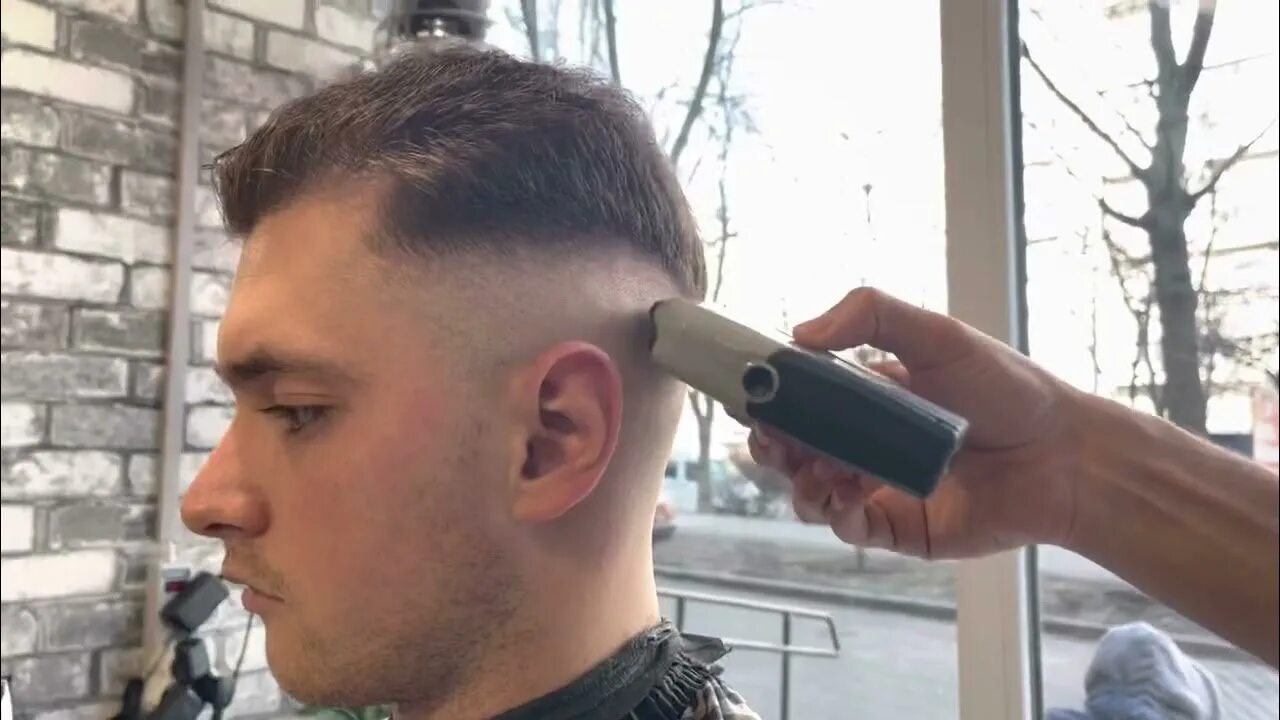 Низкий фейд. Combover fade стрижка. Фейд полубокс. Фейд 2022. Мужские прически барбер.