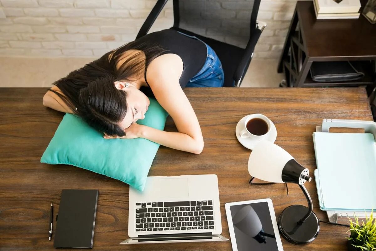 Работать без устали как пишется. Уставшая девушка. Подушка чтобы спать на столе. Подушка за компьютером.