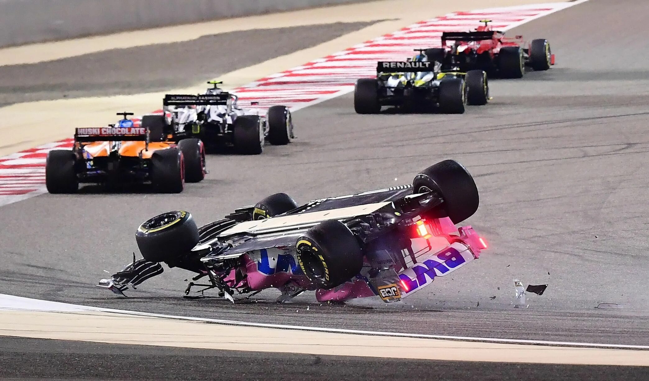 Ефс 1 несчастный случай. Гран-при Бахрейна формулы-1. Гран при f1. Ф1 Хэмилтон Ферстаппен авария. Болид f1 2022.