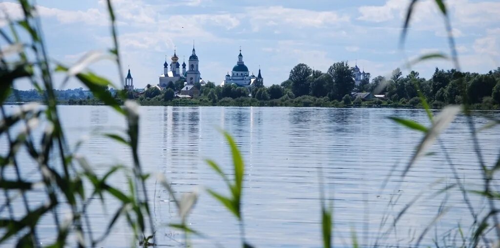 На берегах озера неро между москвой. Ростов Великий вид с озера Неро. Озеро Неро Ростов Великий мостик. На берегах озера Неро между Москвой и Ярославлем. Крещение Ростова Великого в озере Неро.