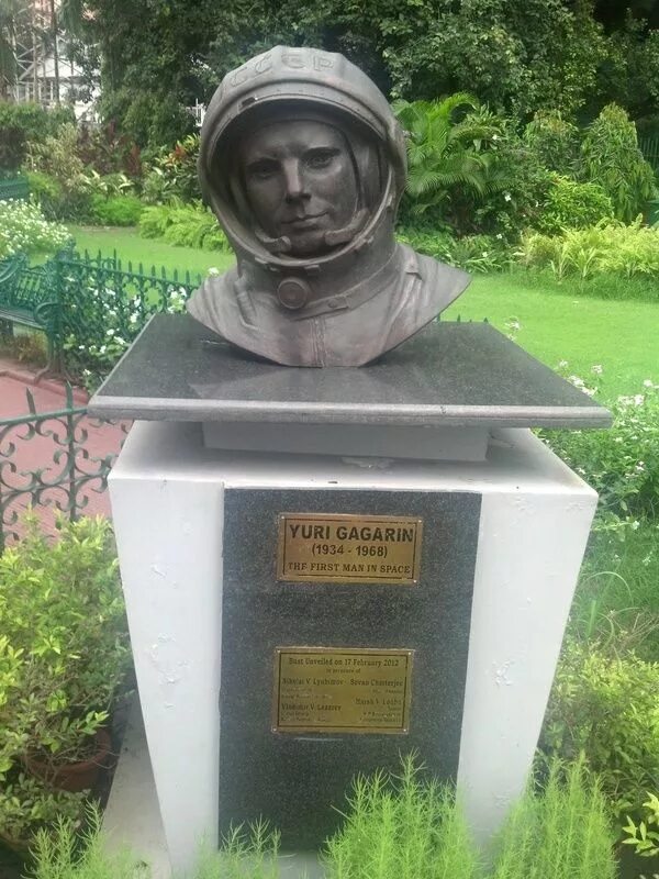 Памятник гагарина в москве на ленинском проспекте. Памятник юрию гагарину. Гагарин статуя на ленинском проспекте. Памятник гагарину на ленинском проспекте. Памятник юрию гагарину (москва, 42,5 метра).