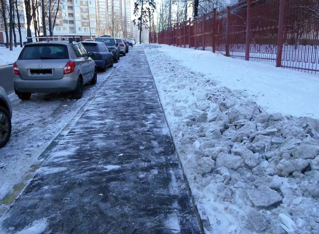 Прочищенные дороги. Зимний тротуар. Снежная дорожка тротуар. Тропинка в снегу в городе. Дорожка от снега.