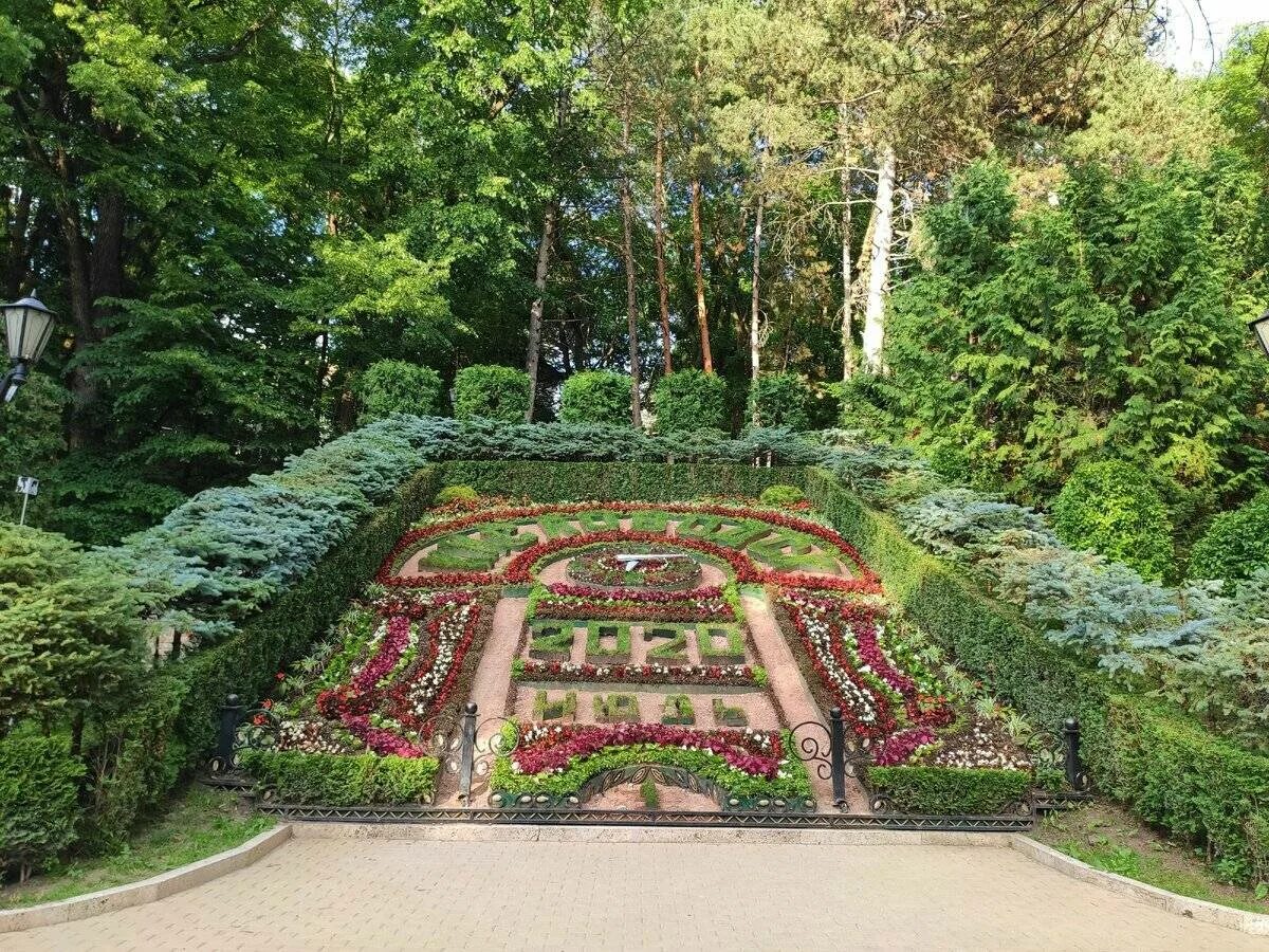 Кисловодск можно ехать. Кисловодский Курортный парк цветочные часы. Примечательности Кисловодска. Кисловодский Курортный парк цветочные часы 2021. Кисловодск Курортный парк цветочные  часы август 2022.