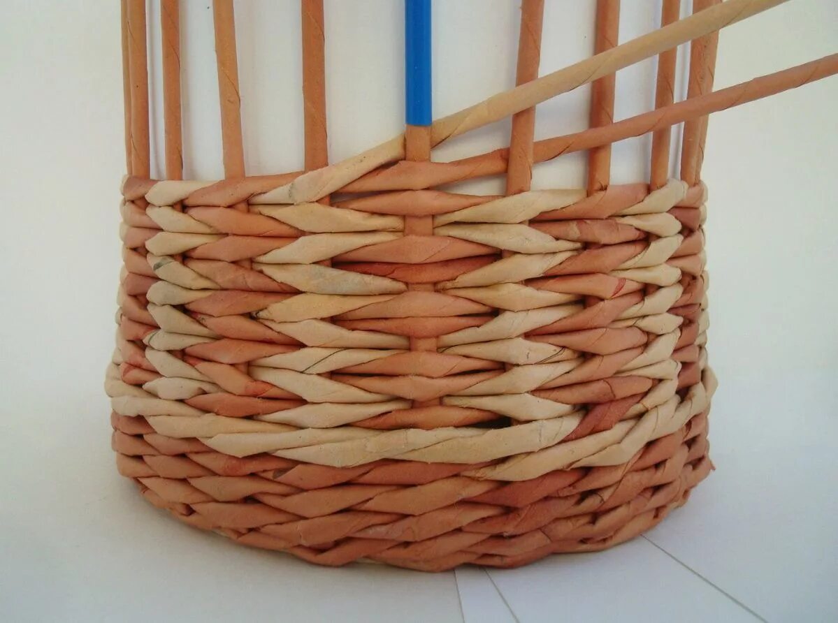 плетение из лозы мастер класс. уроки для начинающих бумажная лоза. бумажные трубочки для плетения. мк плетения корзинки из газетных трубочек. уроки для начинающих бумажная лоза.
