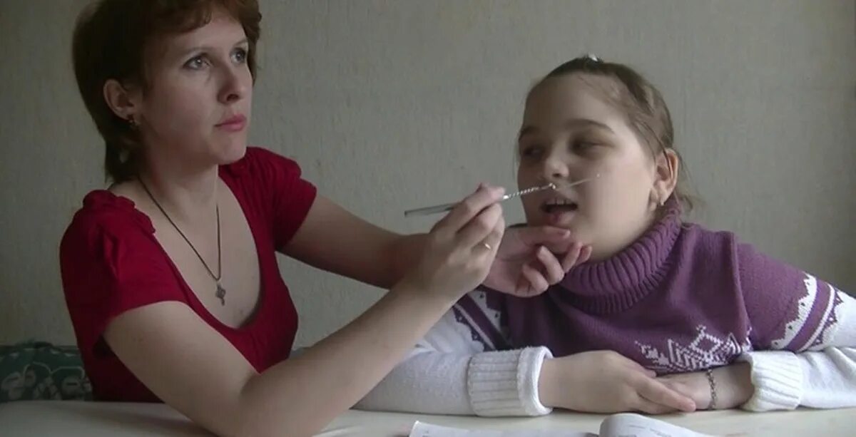 Логопед проводит занятие. Видеоурок с логопедом. Зеркало для логопедических занятий для ребенка. Рычать подано занятие. Постановка звуков логопед.