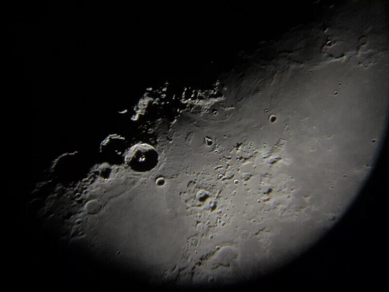 луна через телескоп хаббл. хаббл луна. хаббл снимки луны. место высадки аполлон 17. телескоп хаббл луна.