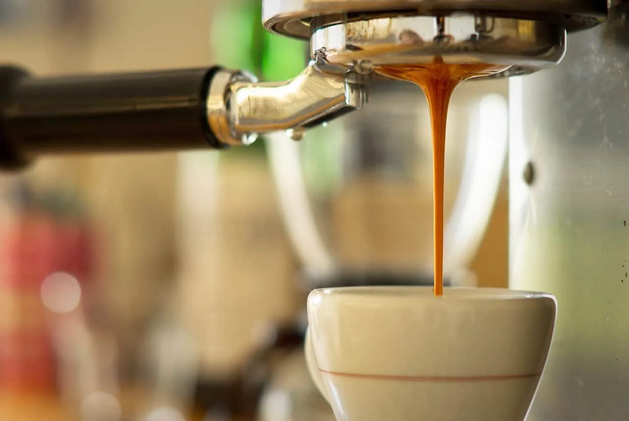 Кофемашина не льется кофе. Чашка кофе из кофемашины. Кофе из кофемашины. Струйка кофе. Кофемашина наливает кофе.