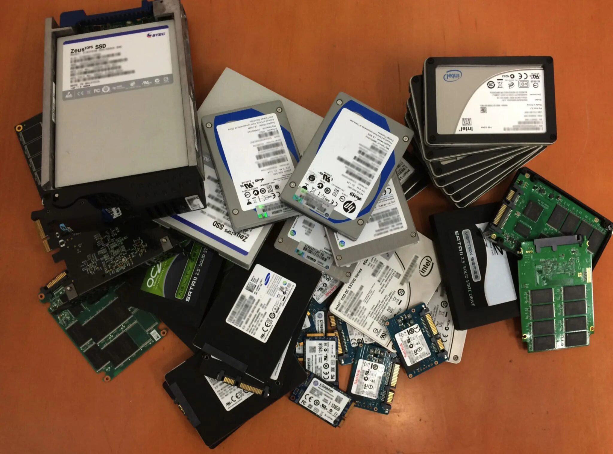Носитель информации ssd. Информационные носители ссди накопитель. много ssd. ssd диски много. носители информации ssd ди.