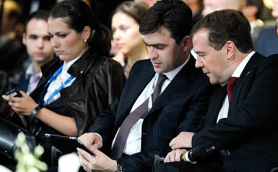 Дима билан дима билан дима билан дима билан дима билан. Сколько лет дмитрию красивому. Иван дмитриевич дюжев. Дима масленников. Дмитрий дюжев с женой 2021.