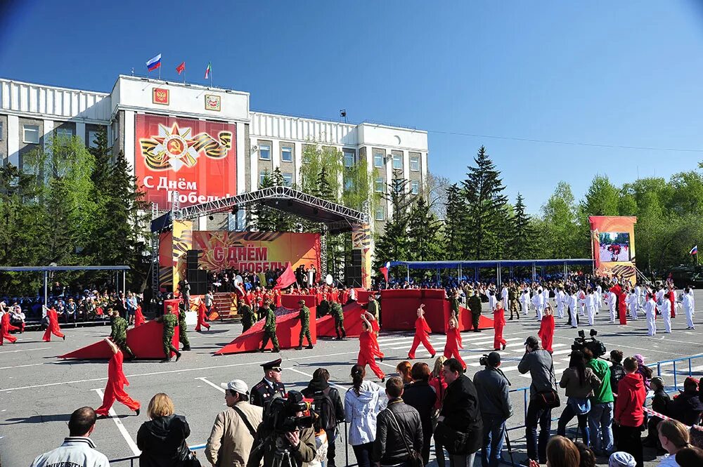 Театрализованные представления день Победы. Театрализованное представление на 9 мая. 9 Мая площадь театрализация. Украшение города к 9 мая. Сцена на 9 мая