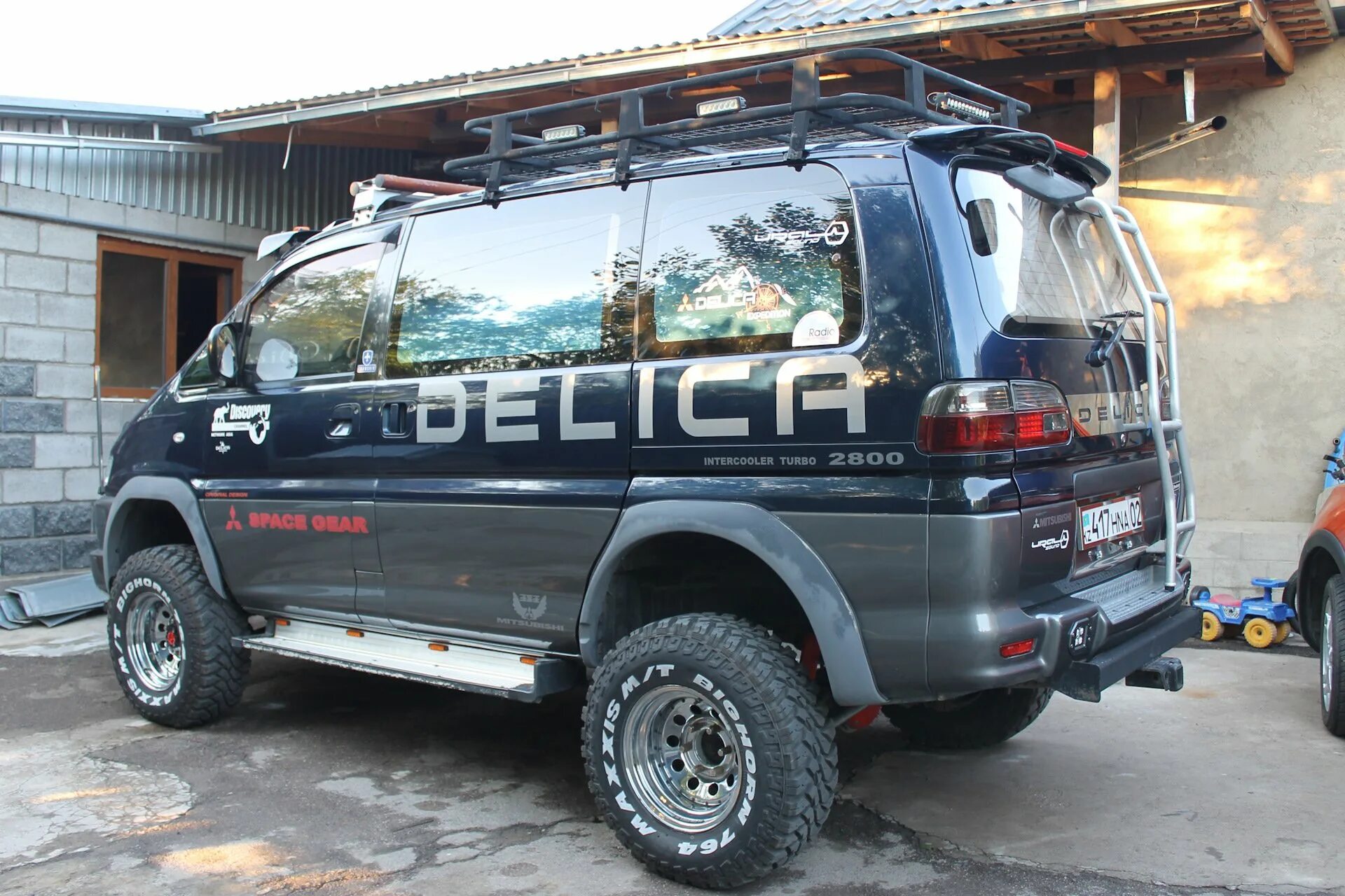 Mmc delica. Делика l400. Мицубиси Делика л400. Митсубиси Делика 400. Mitsubishi Delica l400 экспедиционник.