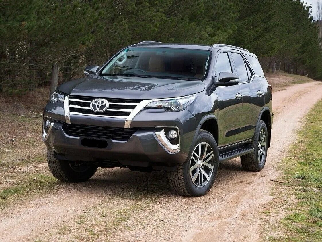 Toyota fortuner 2016. Prius toyota салатовый. Тойота фортунер. Тойота приус e four. Тойота везет.
