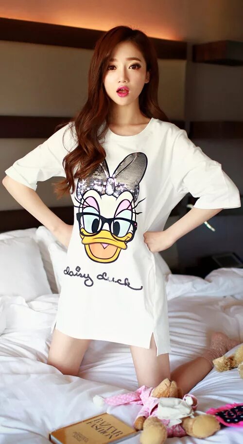 Кореянка в футболке. Кореянка в длинной футболке. Кореянка в пижаме. Милые пижамы для девушек. Милая майка