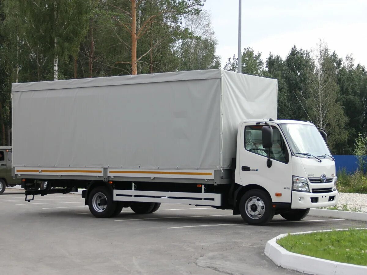 Купить тентованный грузовик. Hino 300 730. Хино 300 тент. Хино 300 бортовой. Хино 300 бортовой с тентом.