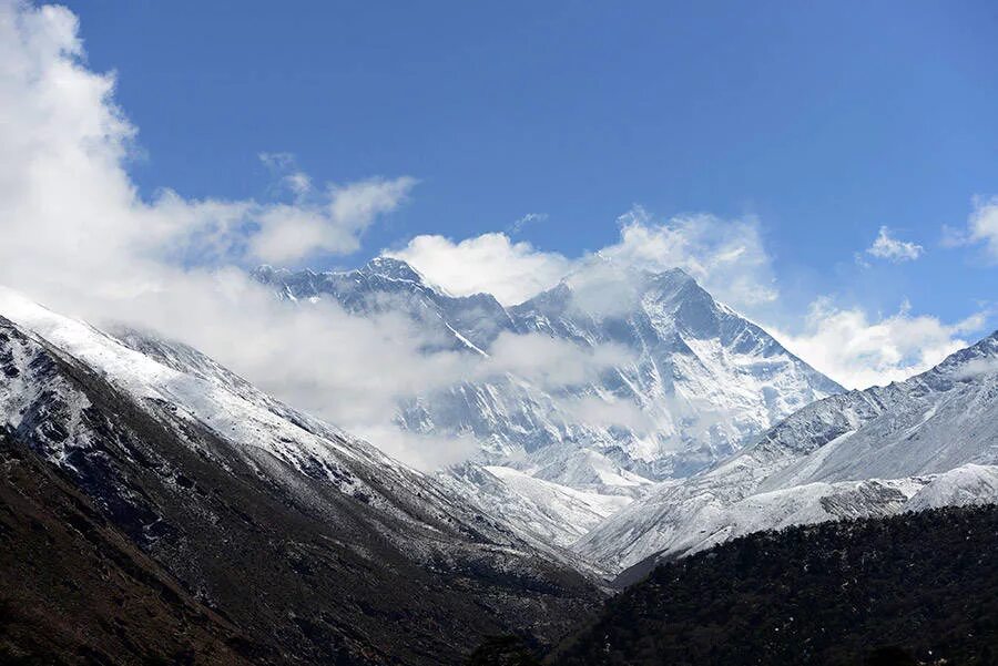 Гора Эверест (Джомолунгма). Гималаи. Непал Эверест. Маунт-Эверест (Гималаи). Вид на Эверест с Домбая. Наивысшая точка гор гималаи
