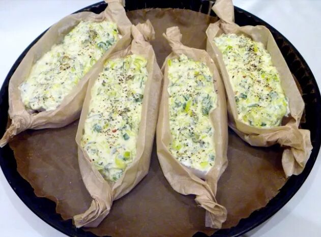 Рыба в лодочках из пергамента. Треска папильот. Рыба в лодочке из пергамента. Рыба в пергаменте в духовке. Форель папильот.