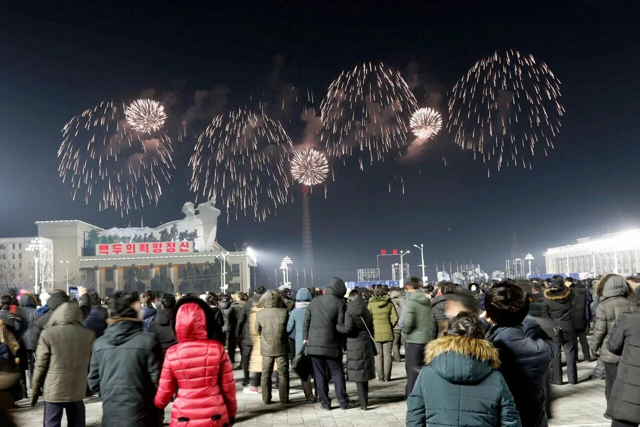 Когда празднуют новый год в корее. Северная Корея 2022 год. Новый год в Северной Корее. Празднование нового года в Северной Корее. Новый год в Южной Корее 2022.