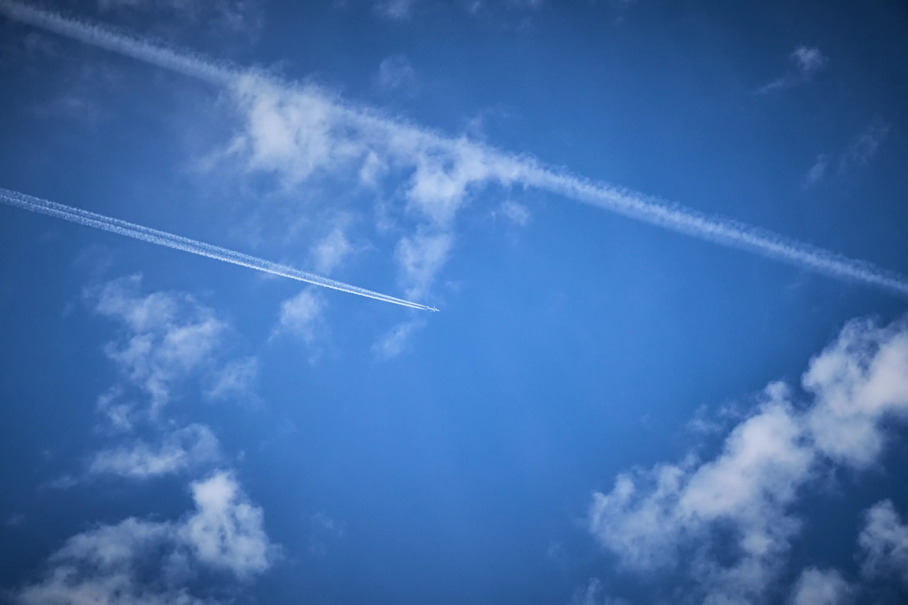 Самолет в небе. Полосы от самолета на небе. Полоса в небе облака. Самолёт высоко в небе.