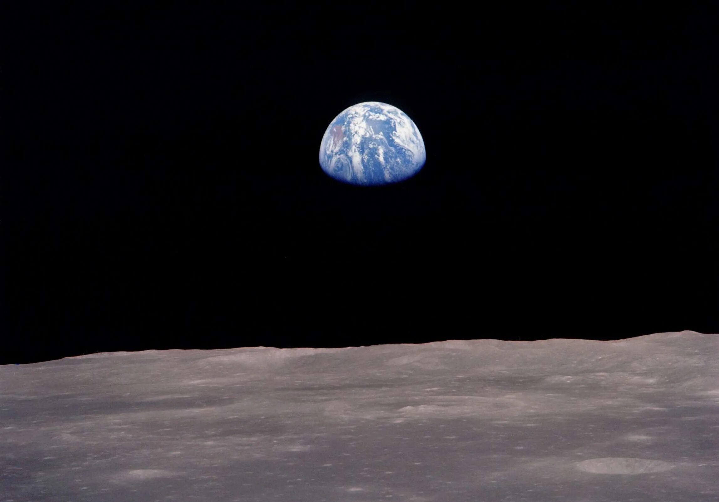 Стоя на поверхности луны. Вид земли с Луны. Луна и земля. Планета земля вид с Луны. Космос вид с Луны.