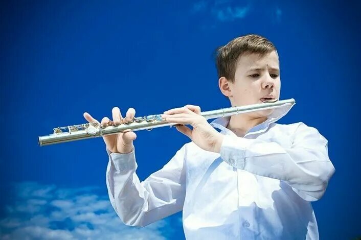 Класс флейта. Флейта. Музыкант с флейтой. Игра на музыкальных инструментах. Флейта флейтист.