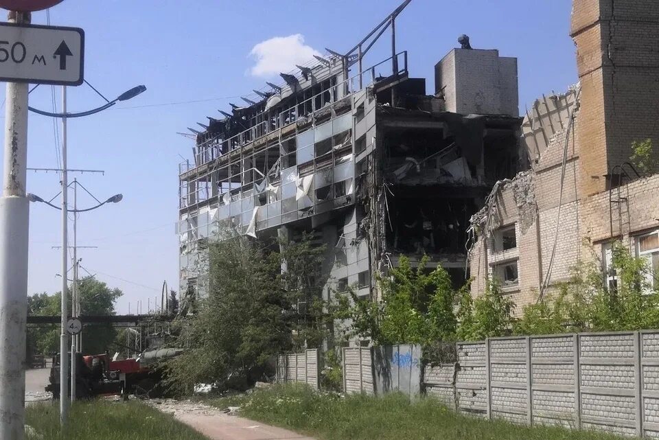 Луганск организации. Луганск завод Поли пак. Луганск обстрел завода. Луганская область заводы. Пожар на предприятии.