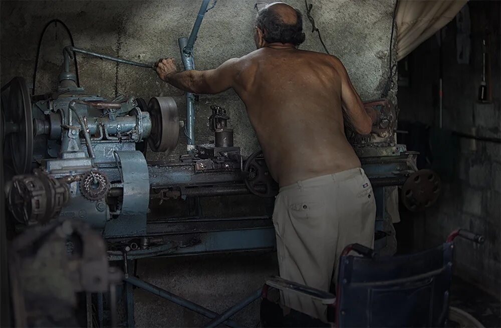 Токарь у станка. Токарь днюющий и ночующий у станка. Токарь днюющий и ночующий у станка. Токарь фрезеровщик. Токарь днюющий и ночующий у станка.