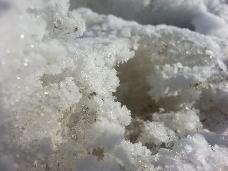 Таяние снега в воде. Тонкий лед на озере. Лед. Разбитый лед. Тонкий лед.