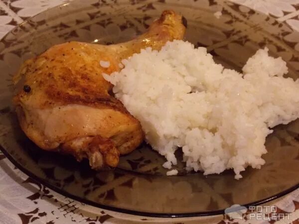 куриная голень с рисом и овощами в духовке. окорочка с рисом в духовке. рис с овощами и курицей в духовке. рич с купицей в духовке. рис с курицей в духовке.