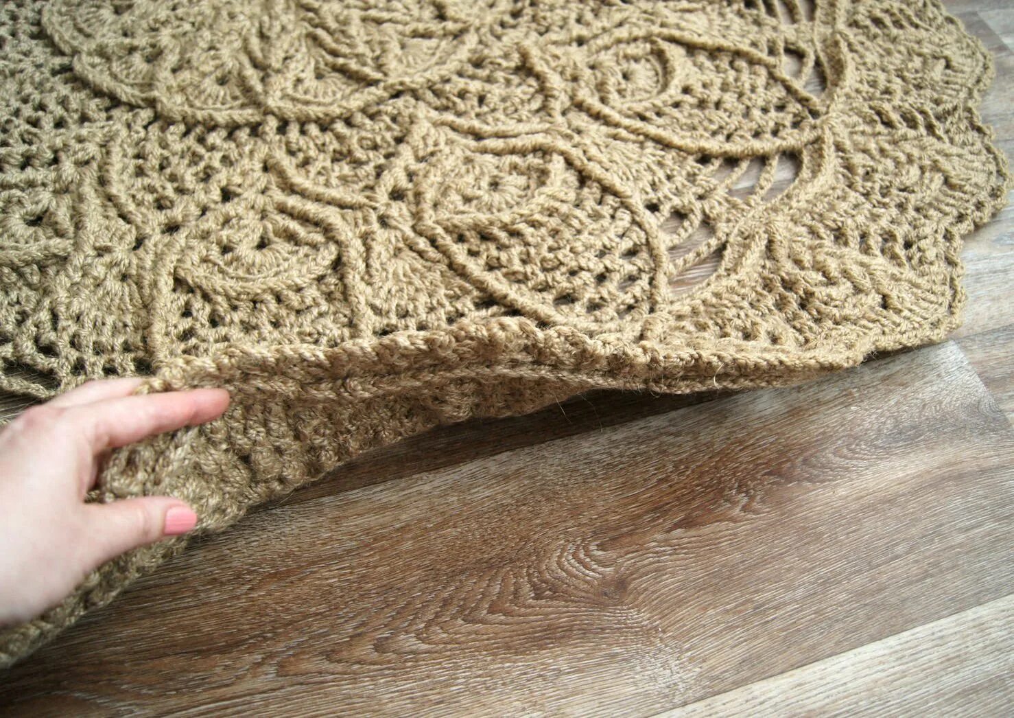 Ковер из джутового шпагата. Круглые плетеные коврики. Коврики из джута 75а1800. Ковер из джута. Вязание джутового ковра.