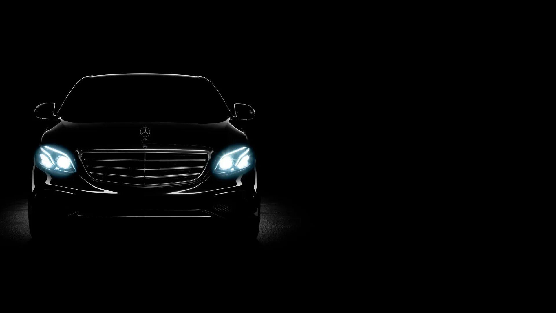 Мерседес на черном фоне. Mercedes-Benz w222. Мерс 4 фары. Мерседес АМГ на черном фоне. Машина на темном фоне.