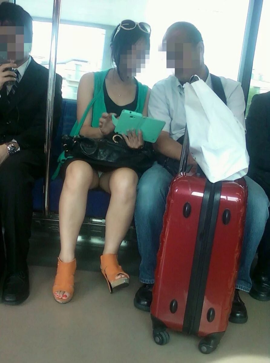 Девочка в автобусе. Скрытно в автобусе. Скрытно в автобусе. Японки в общественном транспорте. Японские девушки в автобусе.