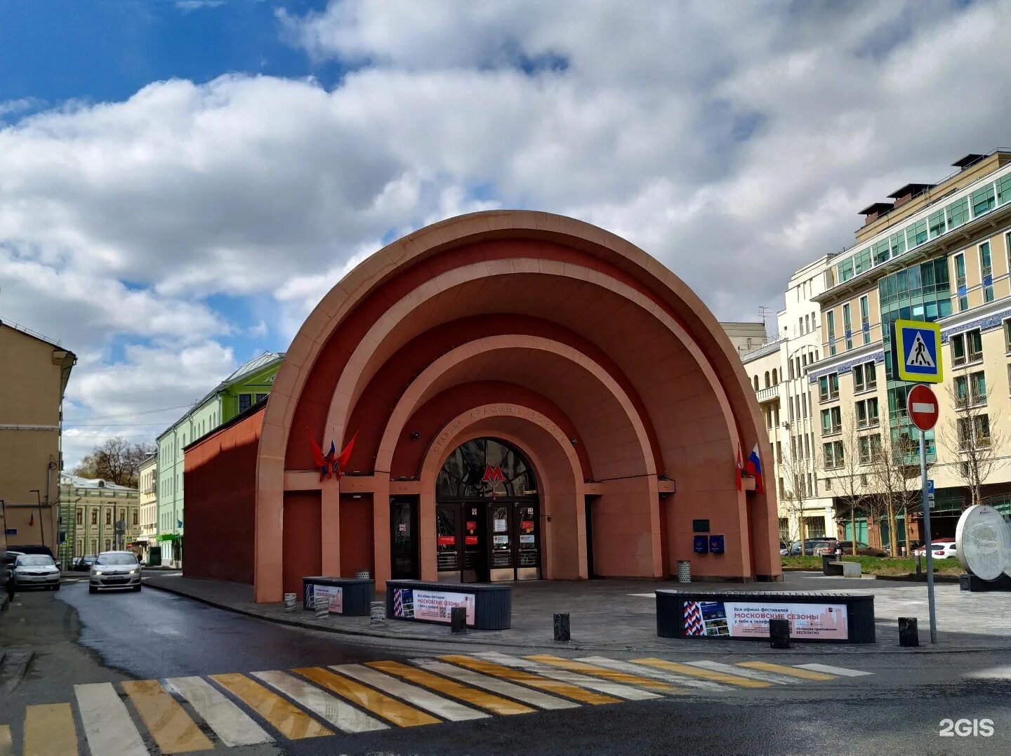 наземный павильон метро красные ворота 2020. красные ворота вестибюль. павильон метро красные ворота. красные ворота станция московский метрополитен. николай ладовский красные ворота.