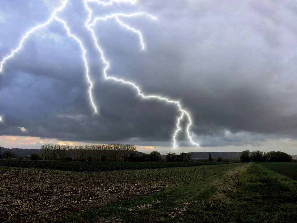 Певец гроза. Ишкеево гроза. Дальняя гроза. Далёкая гроза. Гроза фото.