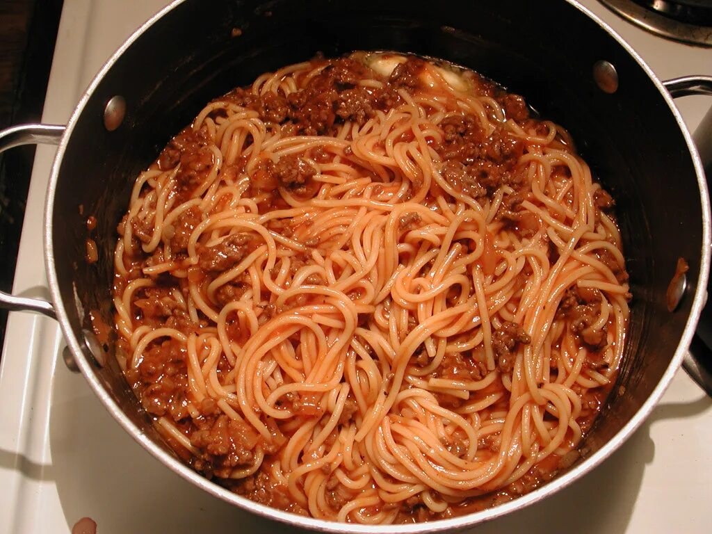 Фарш с томатной пастой для макарон. Макароны с кетчупом. Спагетти с кетчупом. Спагетти с сыром и кетчупом. Спагетти с кетчупом на сковороде.