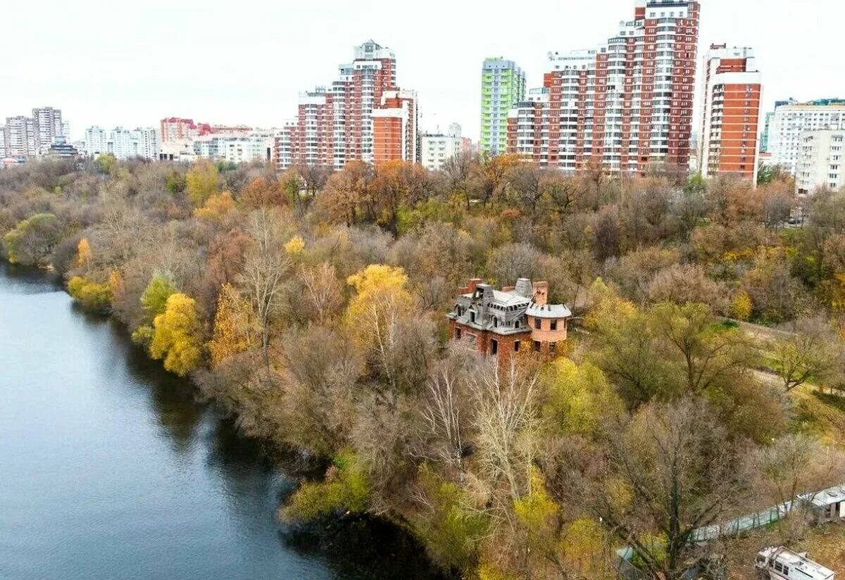 Карамышевская набережная купить. Заброшенный замок Карамышевская набережная. Особняк на Карамышевской набережной. Карамышевская набережная заброшенный особняк. Welton Park Карамышевская набережная.