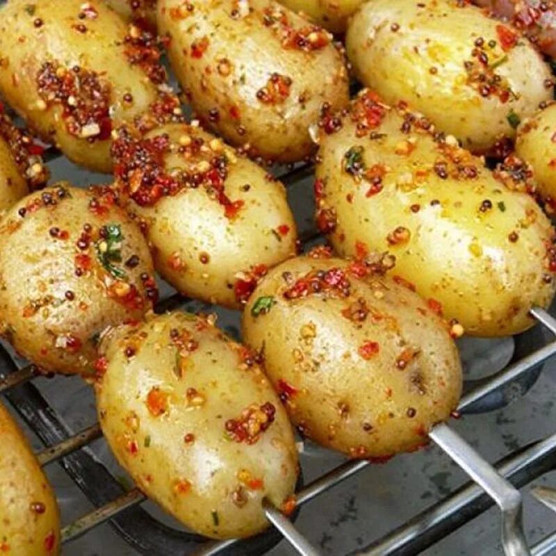 Картошка на шампурах. Картошка на мангале. Картофель на углях. Картофель на шампурах. Картофель на шпажках на мангале.