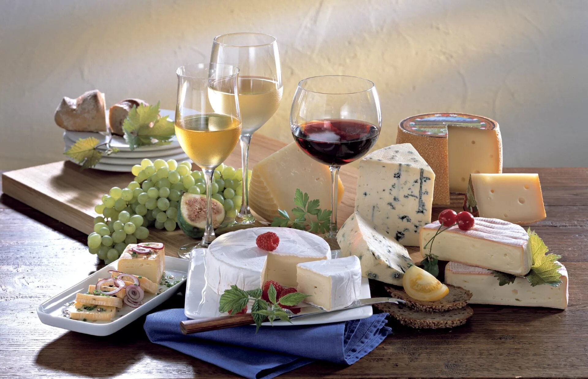 Вино и сыр. Праздничный стол с вином. Сыры и вино. Дегустация вина и сыра. Белое вино к сыру