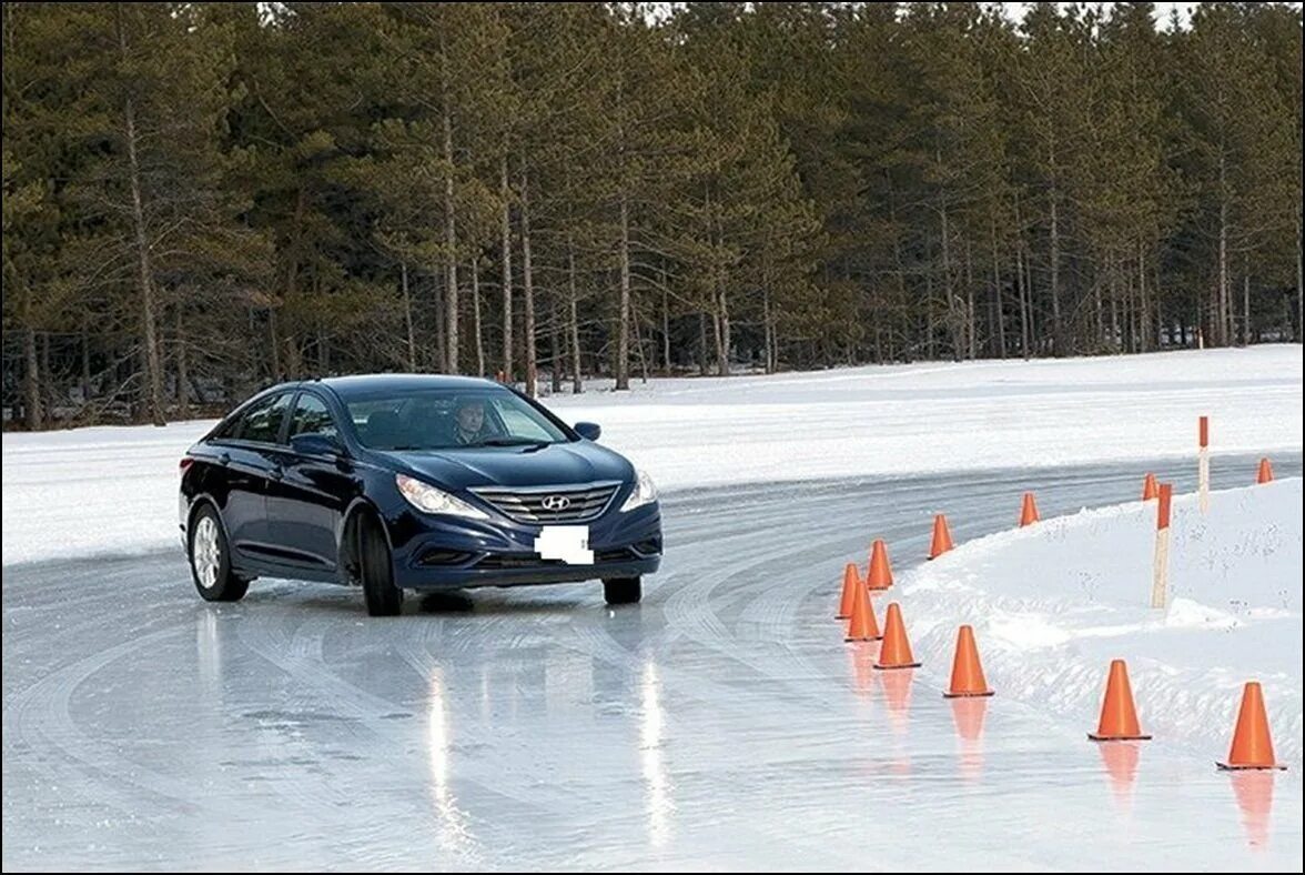 Автомобильные дороги тесты. Зимнее вождение. Контраварийное вождение зима. Машина на скользкой дороге. Занос автомобиля.
