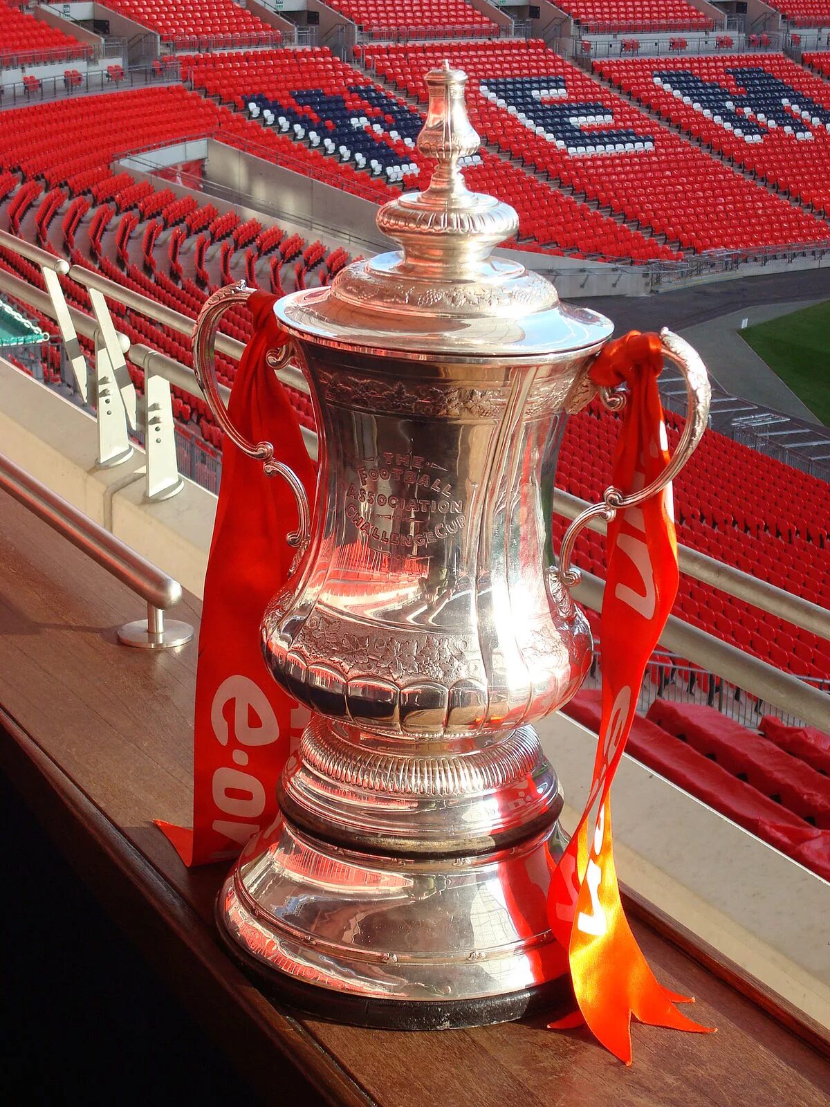 Кубок emirates fa cup. Кубок англии трофей. Кубок англии трофей. Кубок англии png. Кубок англии кубок.